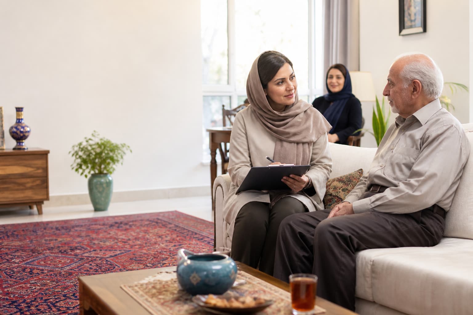 پرستار سالمند در منزل یا خانه سالمندان