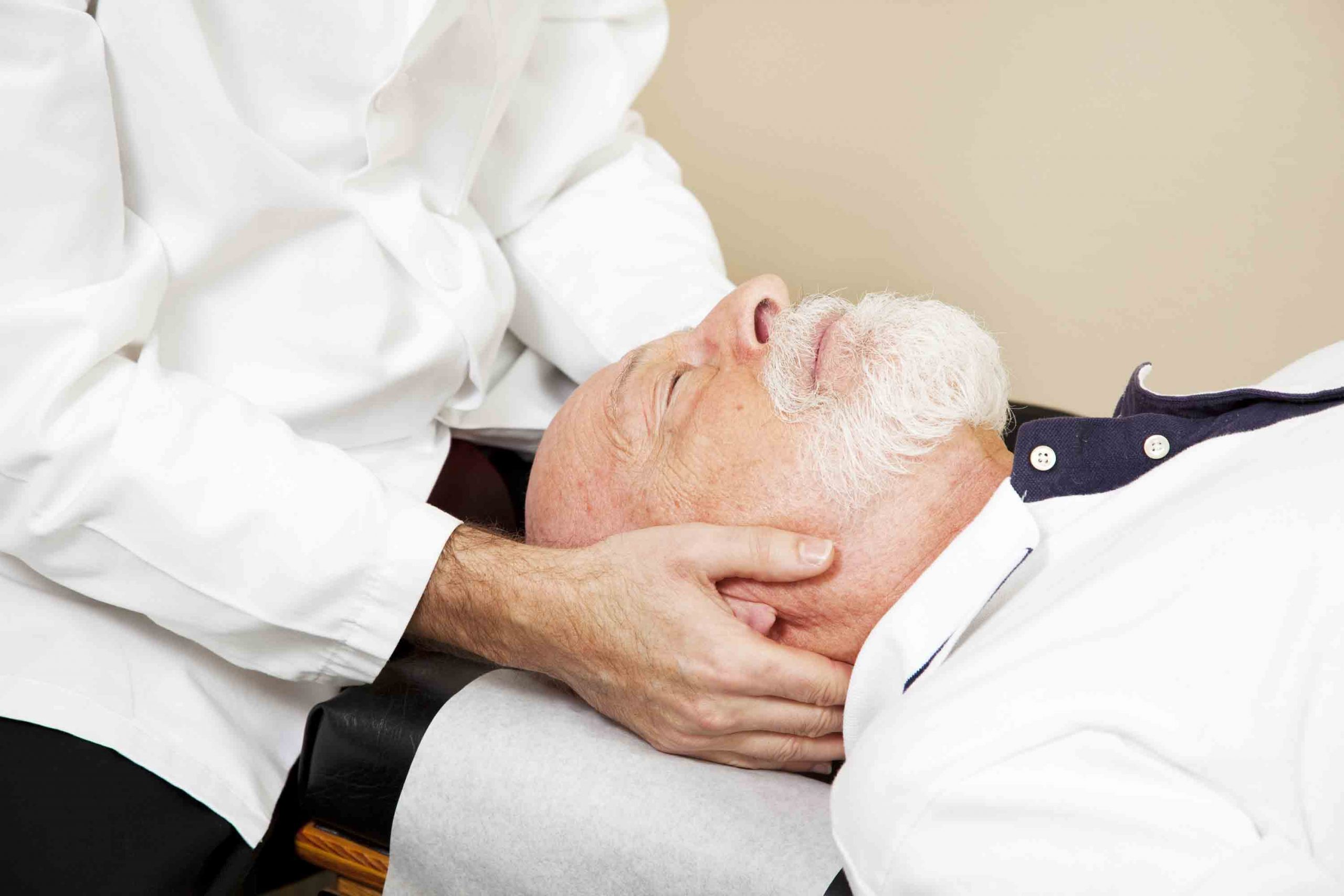 علل گردن درد در سالمندان | مرکز خدمات پرستاری مهرپرور