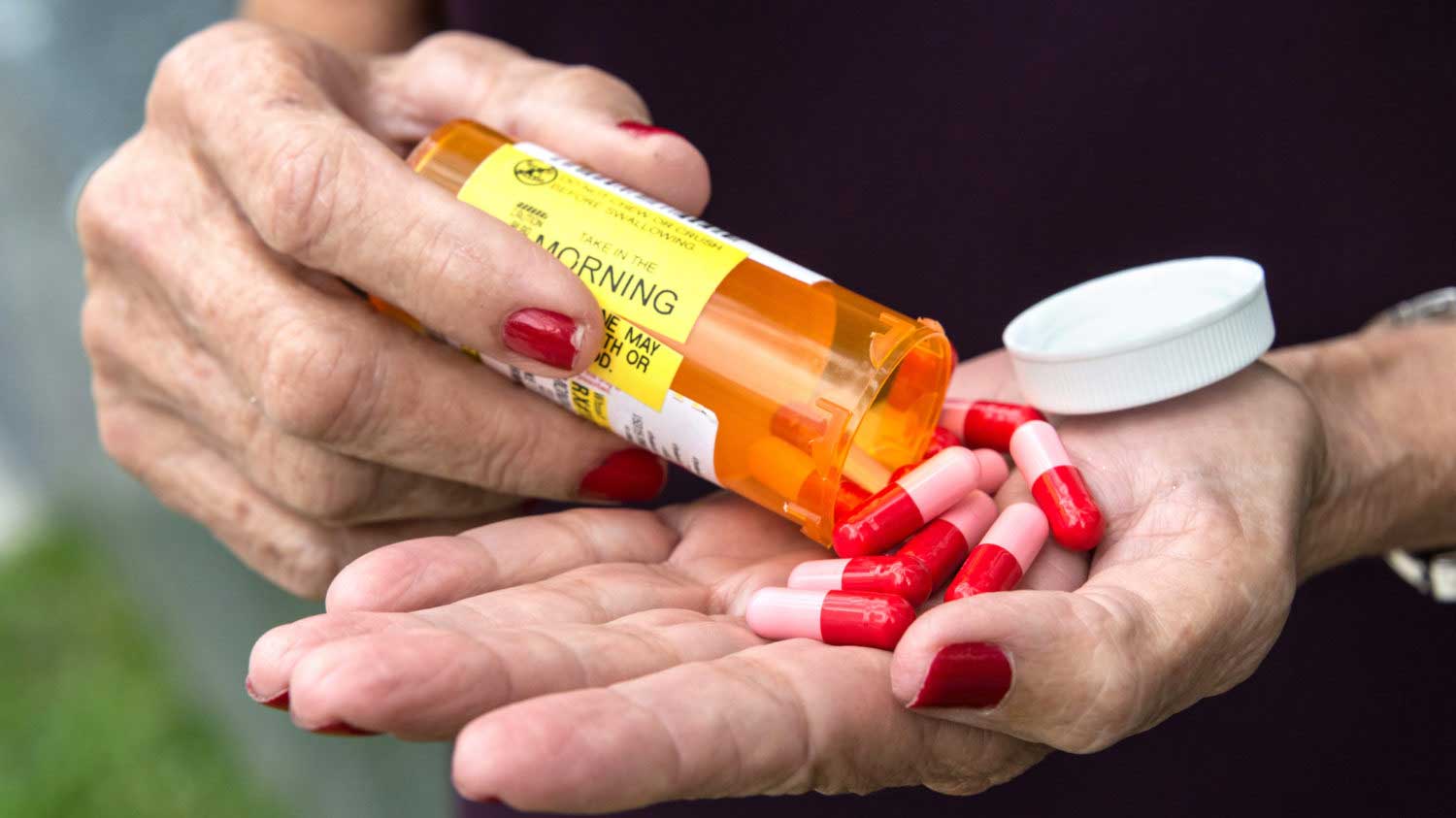 مدیریت مصرف دارو در سالمندان | مرکز خدمات پرستاری پارسیان مهرپرور