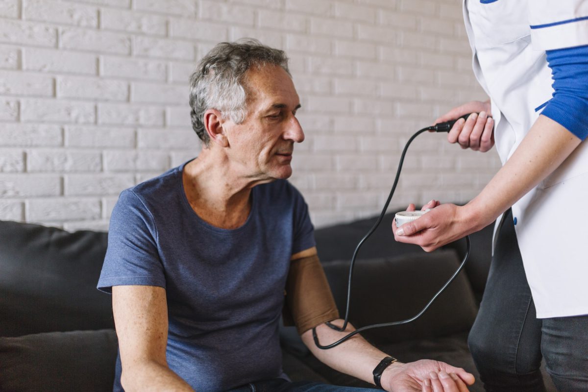 اندازه گیری فشار خون سالمند در منزل