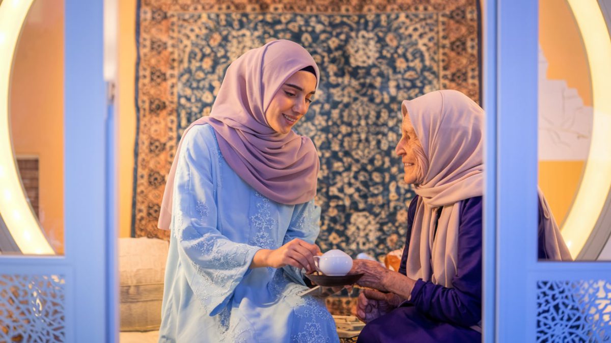 پرستار خانم یا آقا برای سالمند | مرکز پارسیان مهرپرور